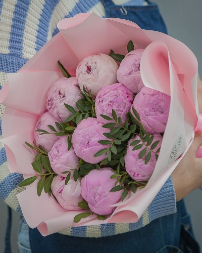 Букет из 11 розовых пионов с фисташкой купить с доставкой в Санкт-Петербурге Букет из 11 розовых пионов с фисташкой купить с доставкой в Санкт-Петербурге